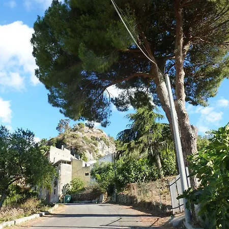Castello Rosso Rodi